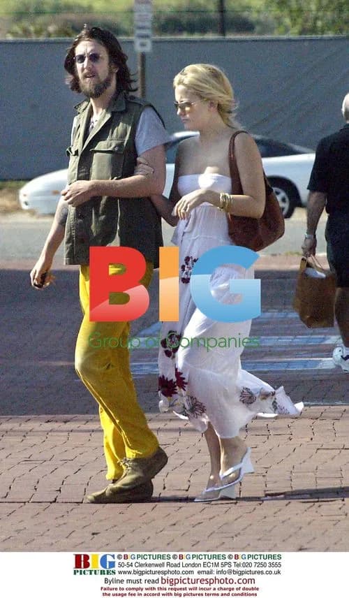 Pregnant Kate Hudson with Chris Robertson in Malibu