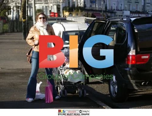 Pregnant Jules Oliver Shopping with Daughter