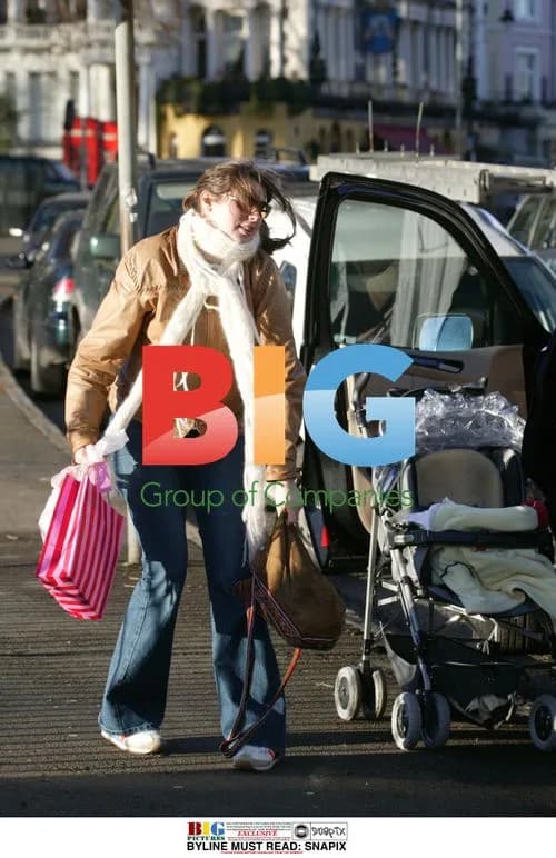 JULES OLIVER, pregnant wife of JAMIE OLIVER, out shopping