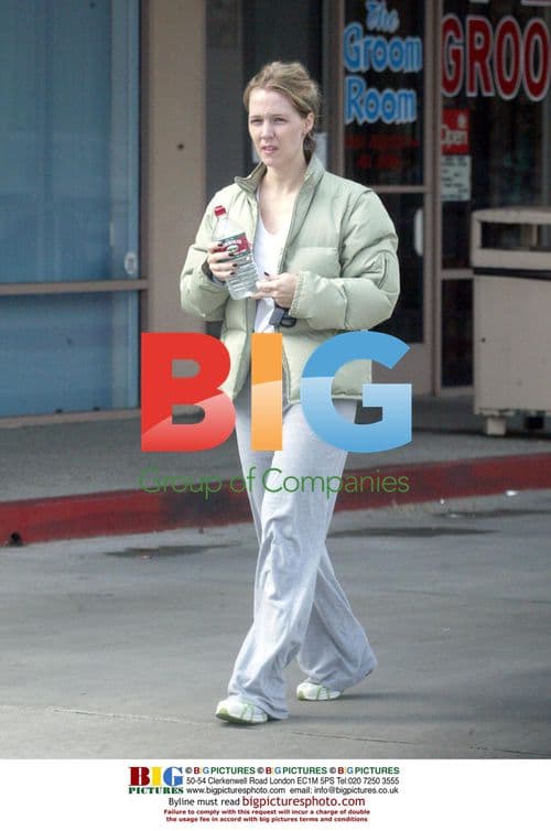 Jenny Garth takes family to the park