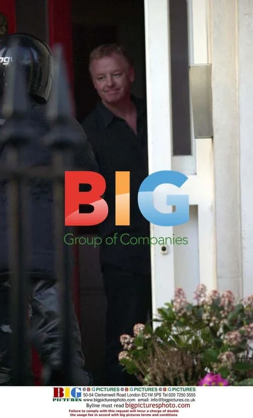 TV Presenter Les Dennis Delivers Parcel