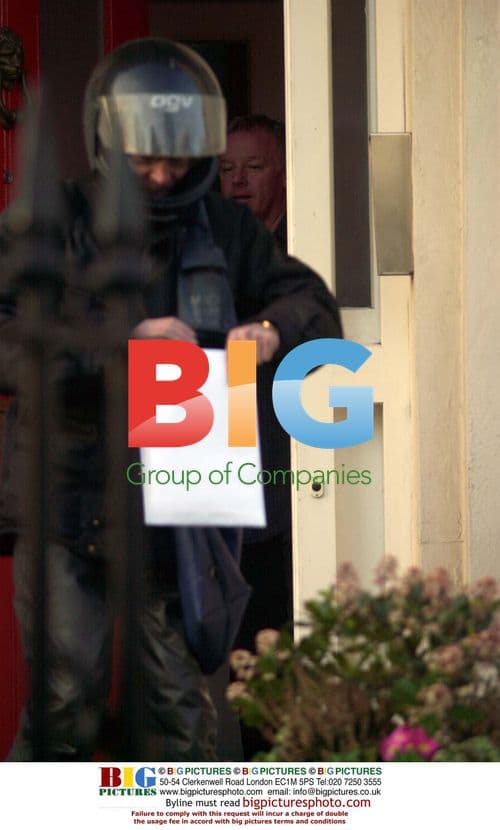 TV Presenter Les Dennis Delivering Parcel