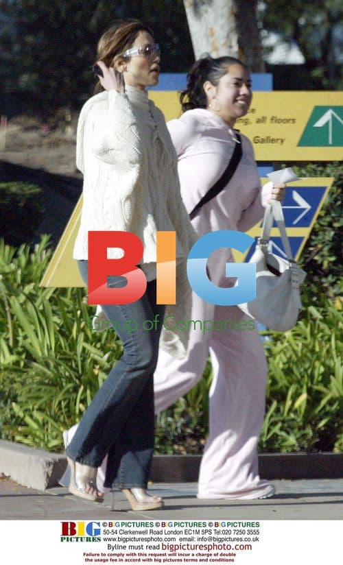 Jennifer Lopez Shopping with Sister in West Hollywood