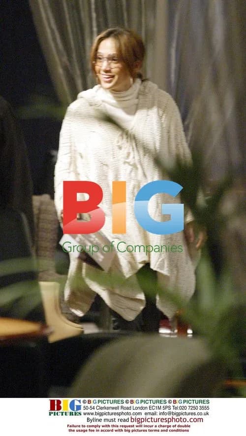 Jennifer Lopez Shopping with Sister