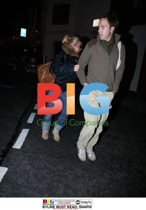 Pop Singer Geri Halliwell Avoiding Paparazzi