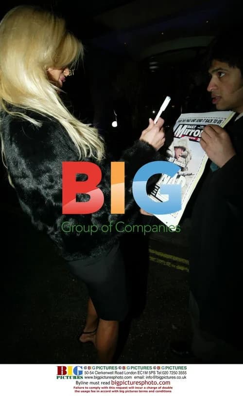 Victoria Silvstedt signs anti-war petition