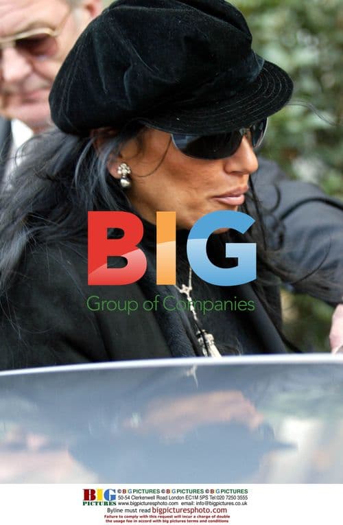 Sven Goran Erikson and Nancy Dell Olio leave restaurant