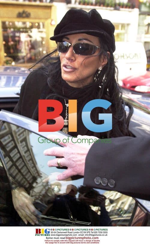 Sven Goran Erikson and Nancy Dell Olio leave restaurant