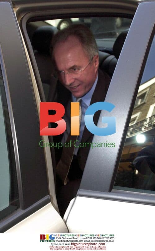 Sven Goran Erikson and Nancy Dell Olio leave restaurant