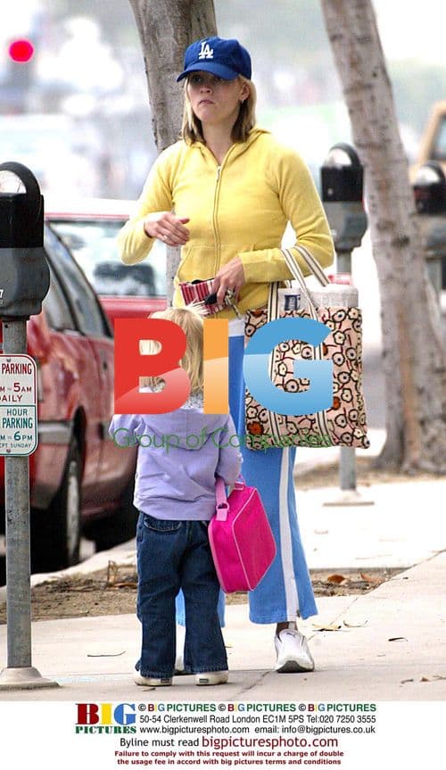 Reese Witherspoon Shopping in Hollywood