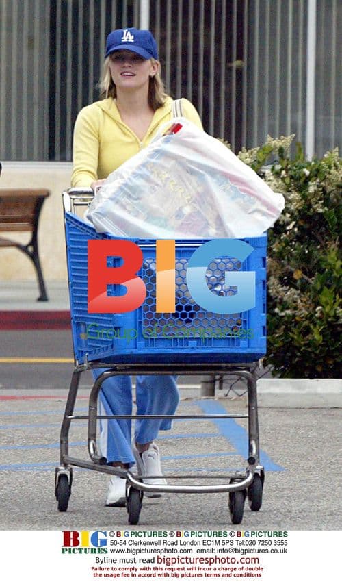 Reese Witherspoon goes shopping in Hollywood