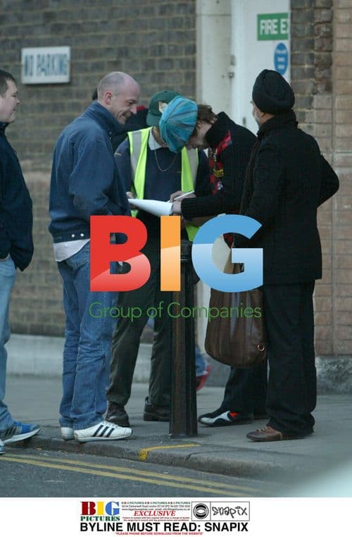 Jay Kay Fuels Up and Signs Autographs