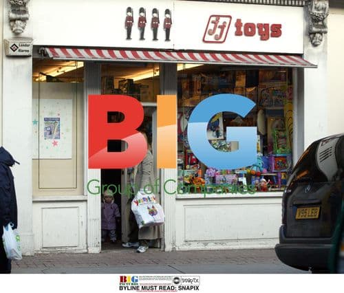 Gaby Roslin and Family Shopping Trip