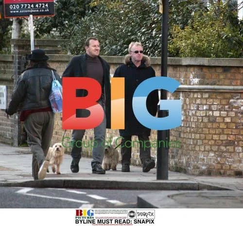 Les Dennis walks dogs after split