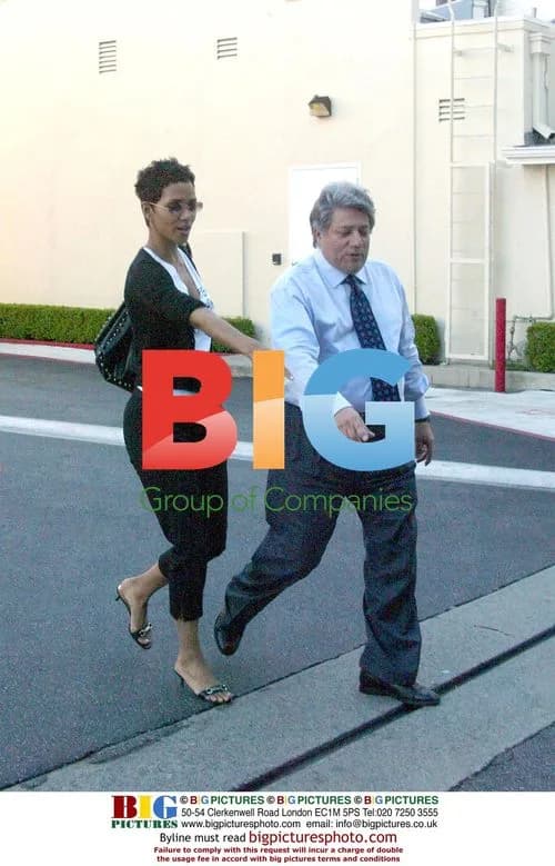 Halle Berry returns photographer's phone