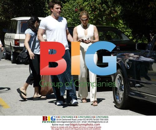 Ben Affleck and J-Lo kiss outside gym