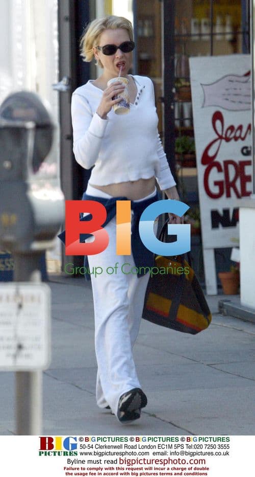 Rene Zellweger gets coffee and ticket in Hollywood