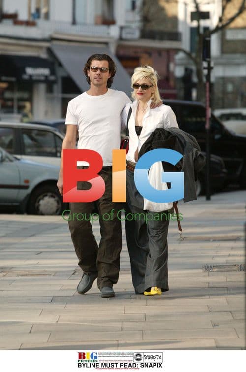 Singers Gavin Rossdale and Gwen Stefani walk dog in London
