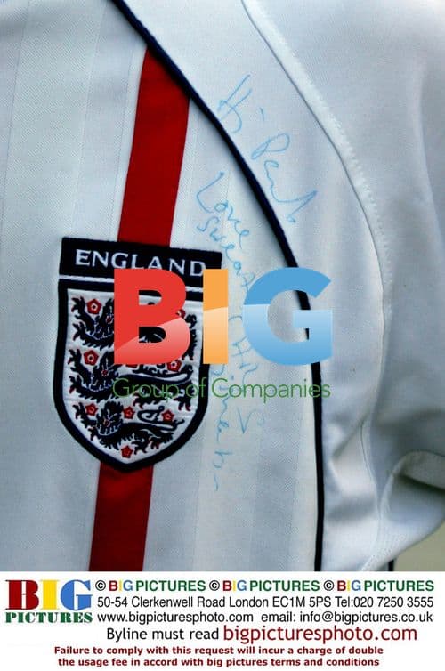 Chris Martin signs England fan's shirt