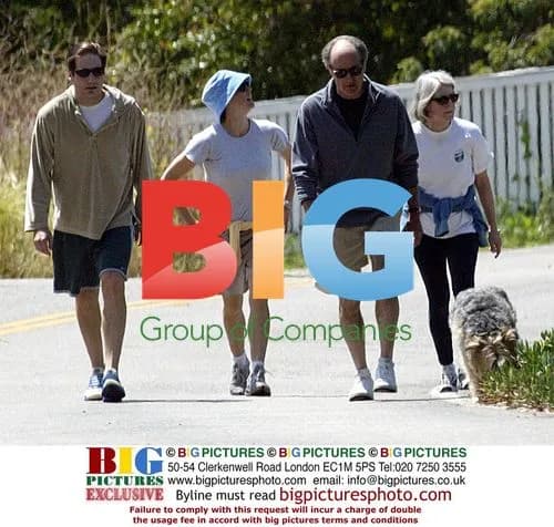 Duchovny and Leoni Stroll with Parents