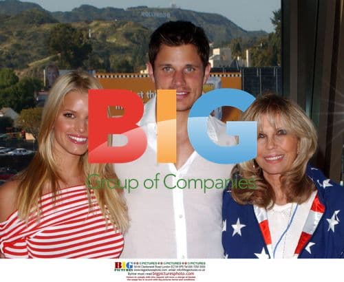 Jessica Simpson, Nick Lachey & Nancy Sinatra Perform for Troops