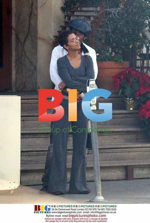 Halle Berry and Eric Bennet outside restaurant