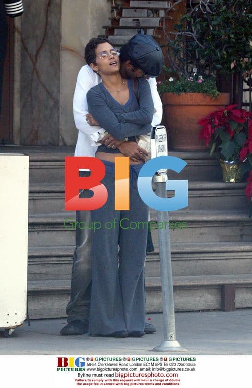 Halle Berry and Eric Bennet Outside Restaurant