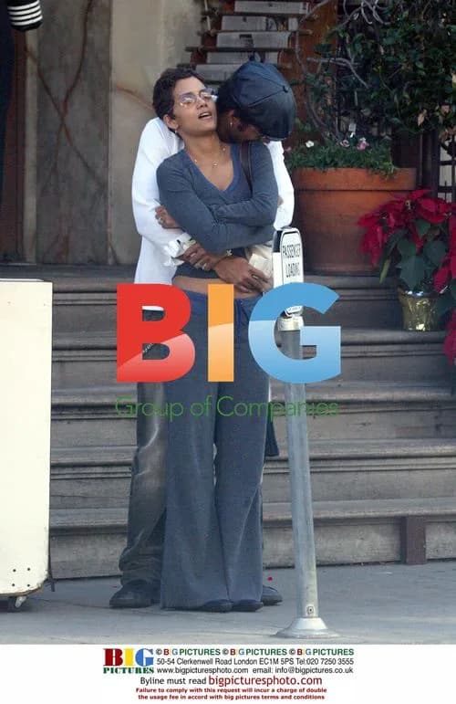 Halle Berry and Eric Bennet Outside Restaurant