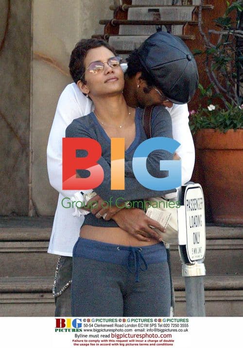 Halle Berry and Eric Bennet outside restaurant