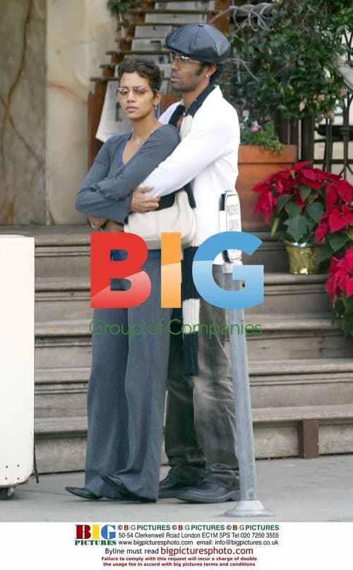 Halle Berry and Eric Bennet outside restaurant