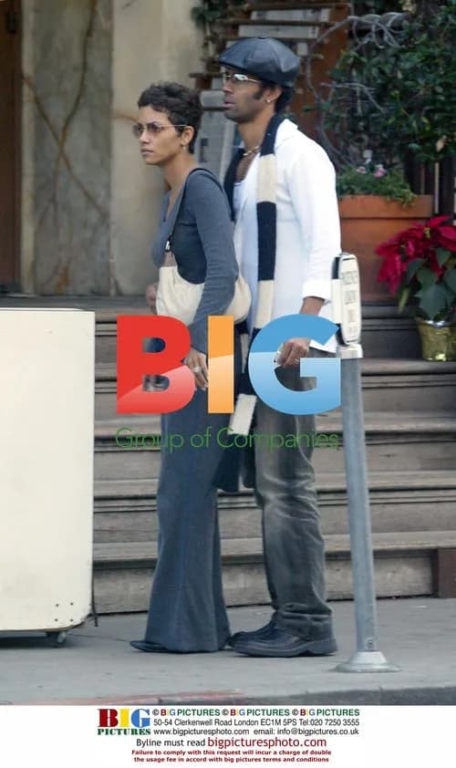 Halle Berry and Eric Bennet outside restaurant