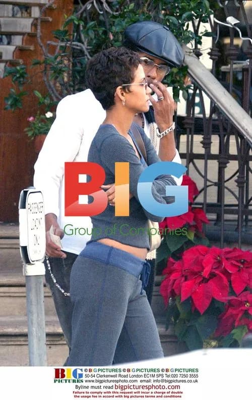 Halle Berry and Eric Bennet outside restaurant