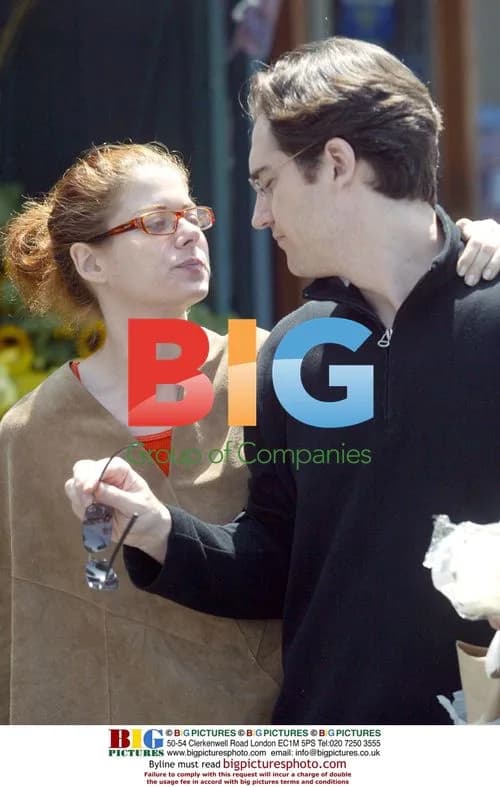 Debra Messing and husband shop and kiss