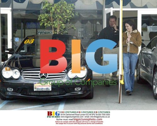 Shannon Doherty shops for Mercedes