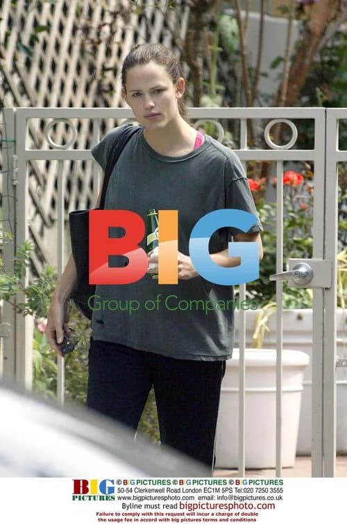 Jennifer Garner Leaving Coffee Shop