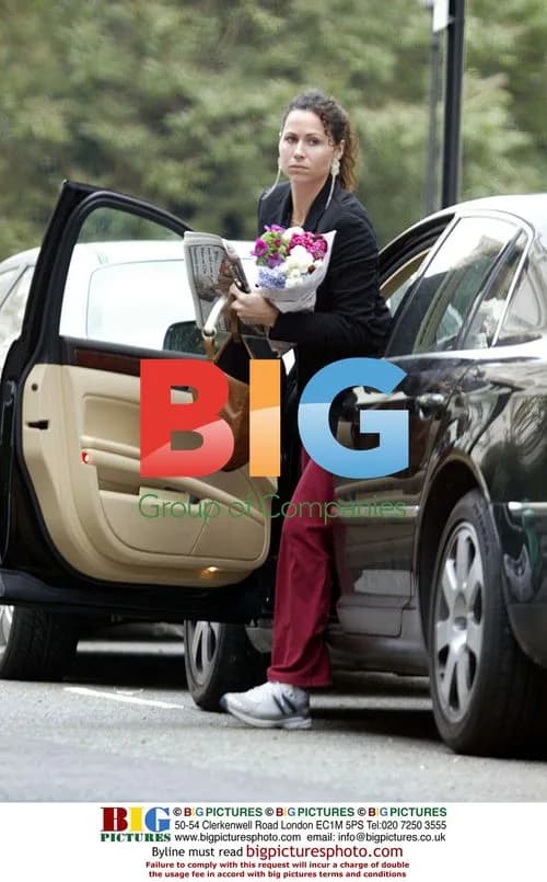 Minnie Driver Shopping in Notting Hill