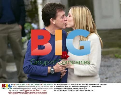 Paul McCartney kisses Heather Mills