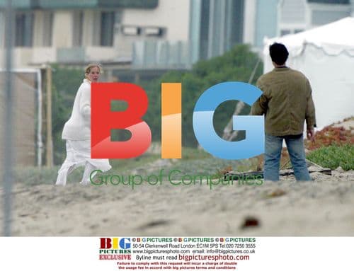 Christina Applegate and Johnathan Schaech Playing Frisbee