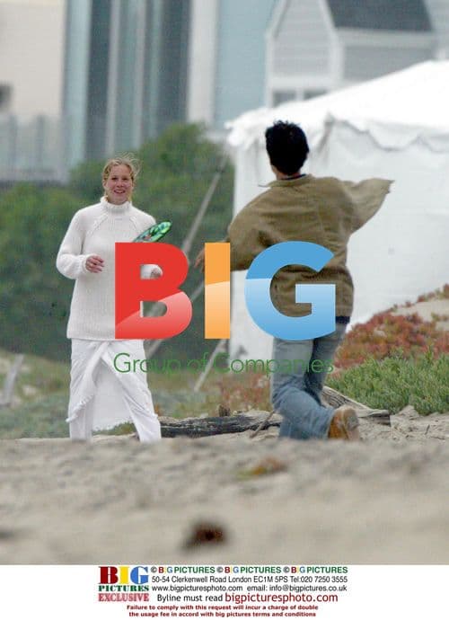 Christina Applegate and Husband Play Frisbee