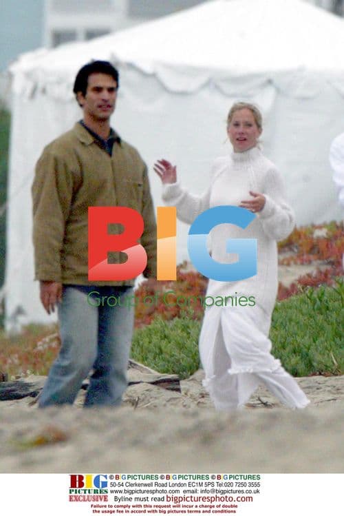 Christina Applegate and Husband Play Frisbee