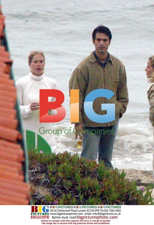Christina Applegate and Husband Play Frisbee