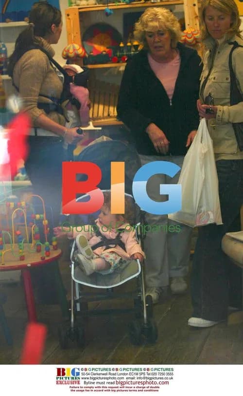 Jools Oliver Out Shopping with Children