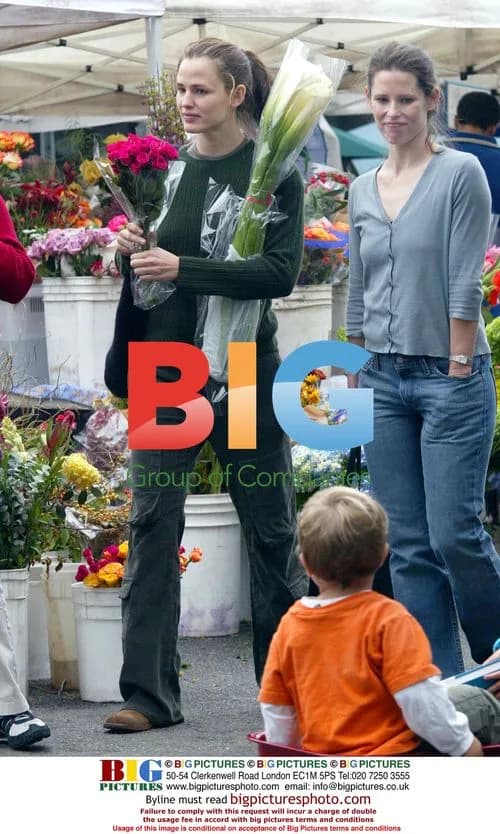 Jennifer Garner Out With Sisters Shopping