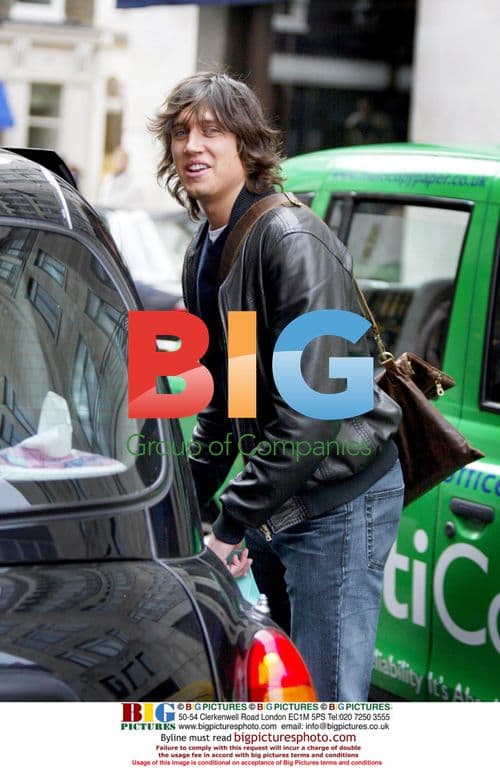 Vernon Kay Spotted at Tiffany & Co.