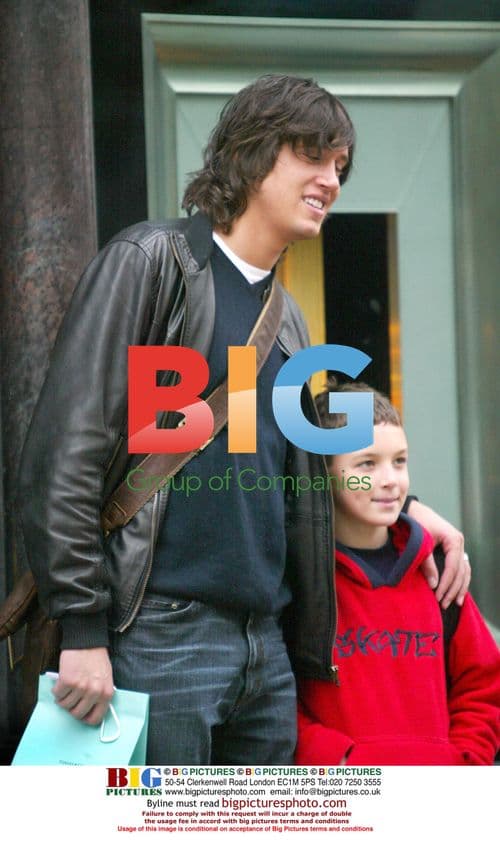 TV Presenter Vernon Kay Leaves Tiffany\u0027s