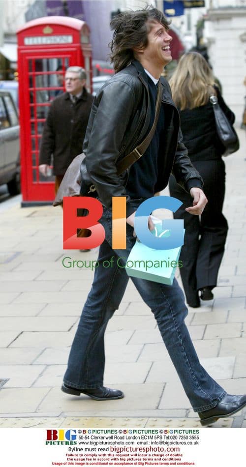 Vernon Kay outside Tiffany & Co.