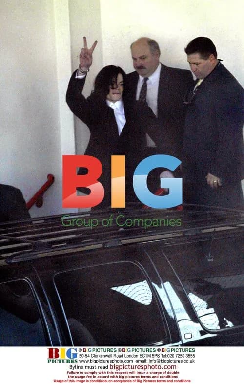 Michael Jackson Leaves Sheriff's Office