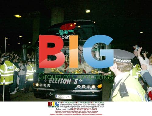 Rihanna Performs at Charity Benefit