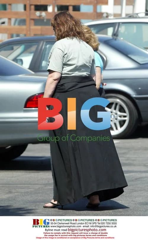 Kirsty Alley shopping for rug in valley