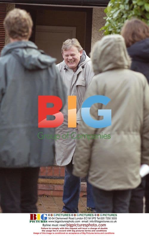 Actors Martin Clunes and Julie Graham filming